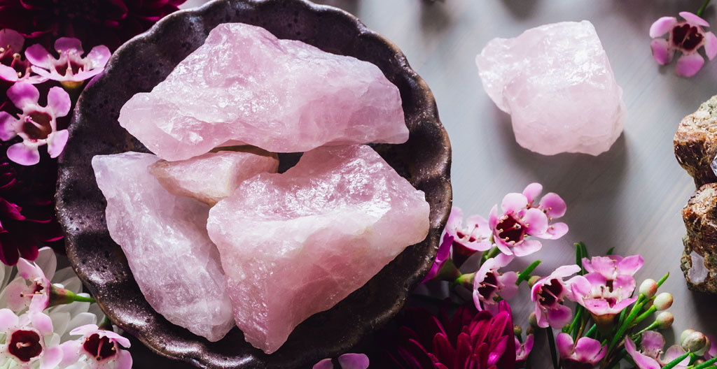 Artisan organisant des containers de quartz rose triés par nuance