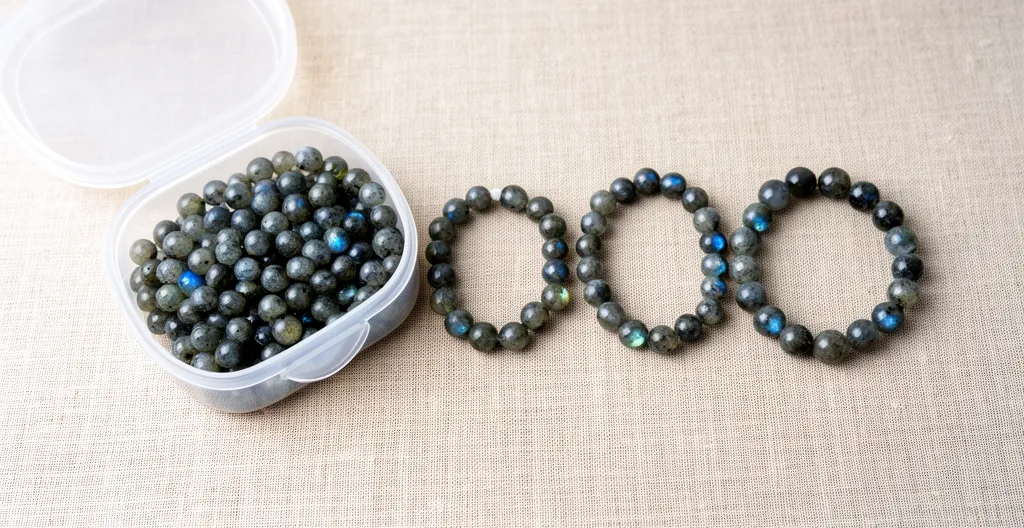 Cinq bracelets labradorite alignés montrant l'homogénéité du lot source